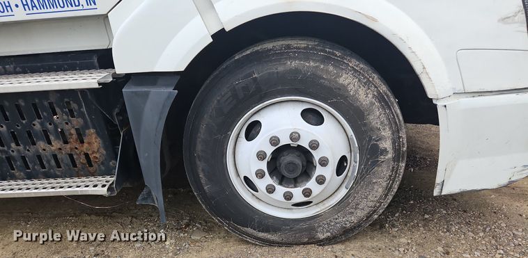 image for item NZ9038 2017 Volvo VNL  semi truck