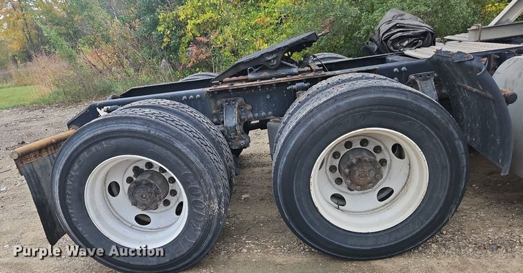 image for item NZ9038 2017 Volvo VNL  semi truck