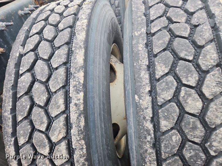 image for item NZ9038 2017 Volvo VNL  semi truck