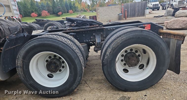 image for item NZ9038 2017 Volvo VNL  semi truck