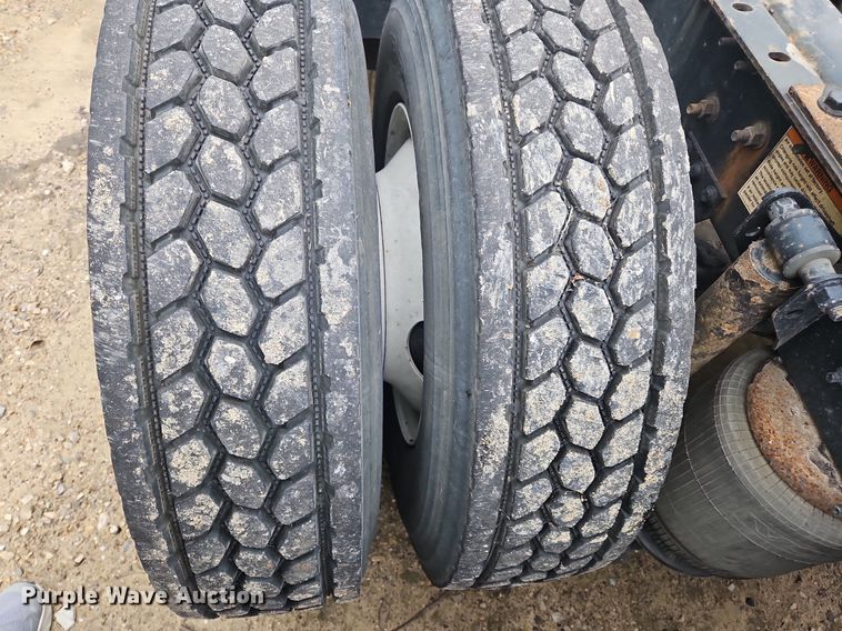 image for item NZ9038 2017 Volvo VNL  semi truck