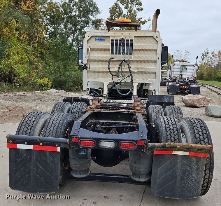 image for item NZ9039 2016 Volvo VNL  semi truck