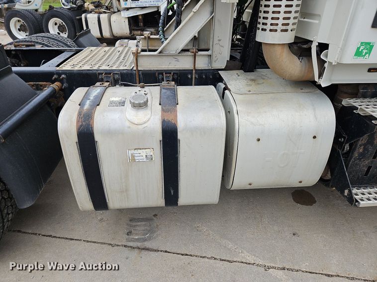 image for item NZ9039 2016 Volvo VNL  semi truck