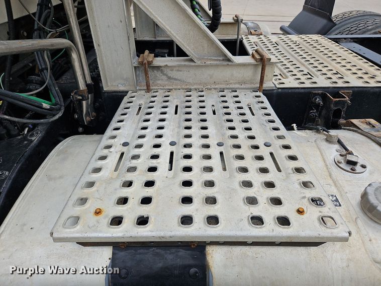 image for item NZ9039 2016 Volvo VNL  semi truck