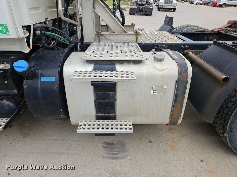 image for item NZ9039 2016 Volvo VNL  semi truck