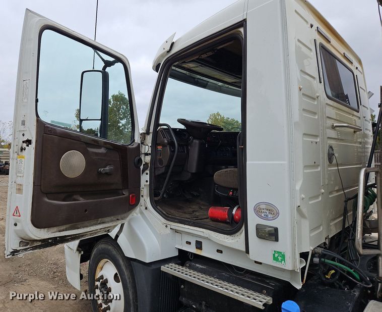 image for item NZ9039 2016 Volvo VNL  semi truck