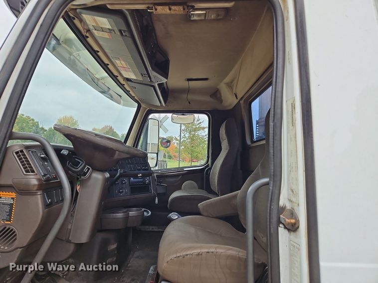 image for item NZ9039 2016 Volvo VNL  semi truck