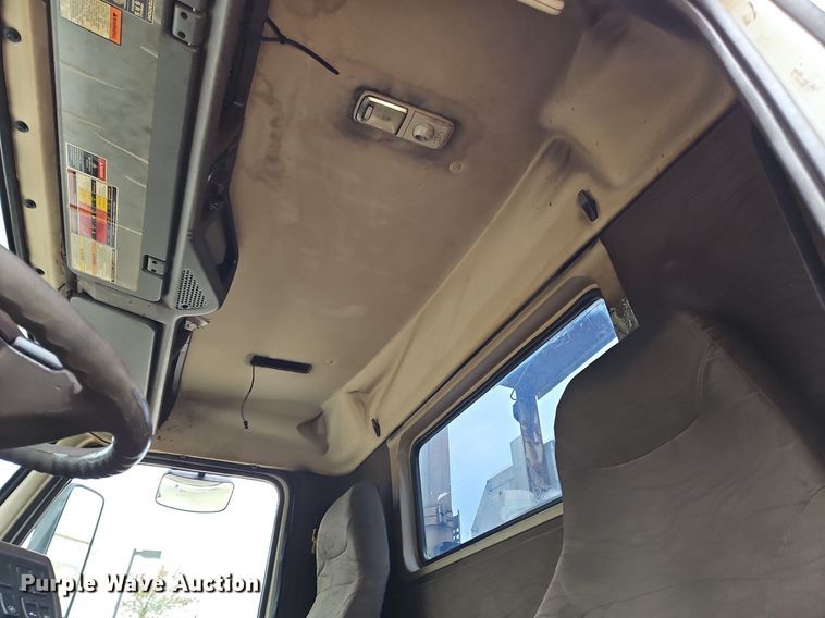 image for item NZ9039 2016 Volvo VNL  semi truck