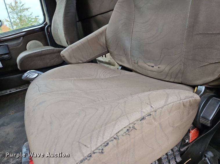 image for item NZ9039 2016 Volvo VNL  semi truck