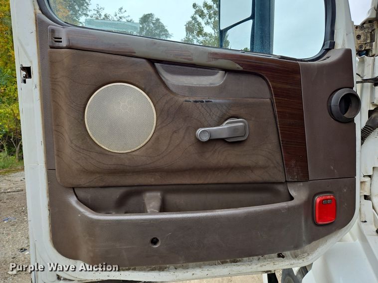 image for item NZ9039 2016 Volvo VNL  semi truck