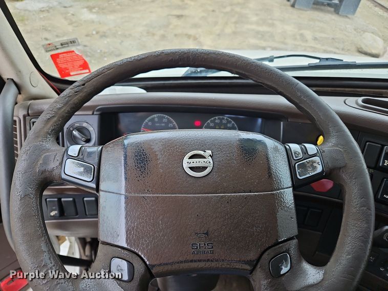 image for item NZ9039 2016 Volvo VNL  semi truck