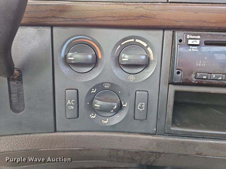 image for item NZ9039 2016 Volvo VNL  semi truck