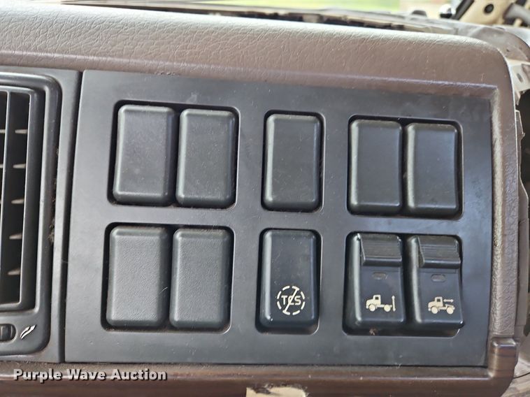 image for item NZ9039 2016 Volvo VNL  semi truck