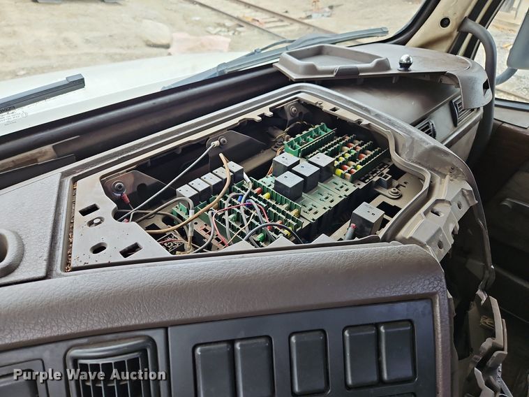 image for item NZ9039 2016 Volvo VNL  semi truck