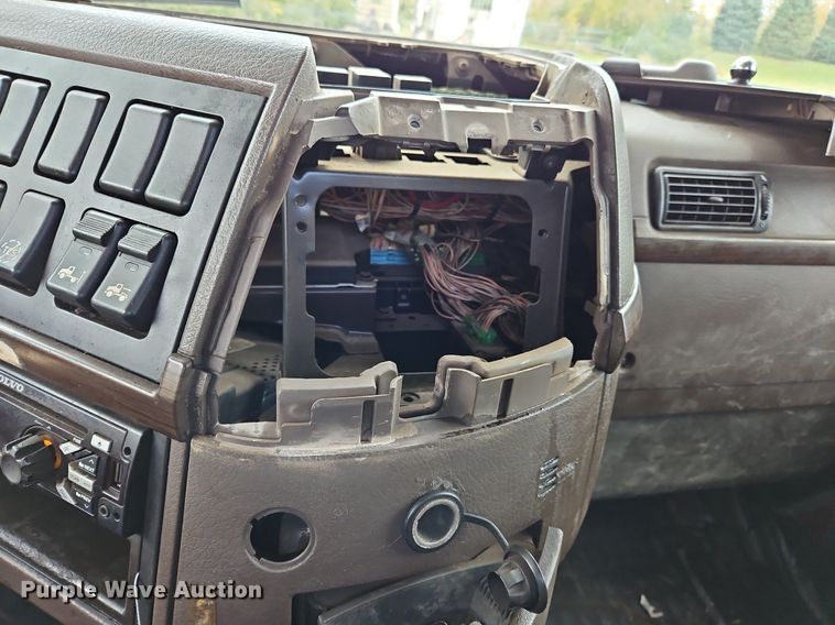 image for item NZ9039 2016 Volvo VNL  semi truck