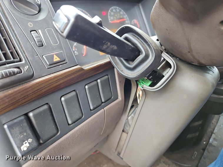 image for item NZ9039 2016 Volvo VNL  semi truck