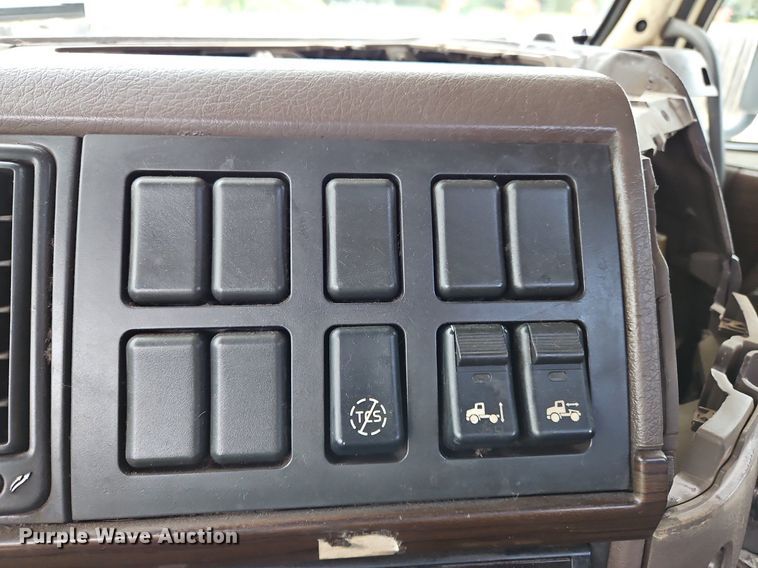 image for item NZ9039 2016 Volvo VNL  semi truck