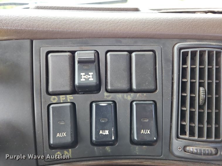 image for item NZ9039 2016 Volvo VNL  semi truck