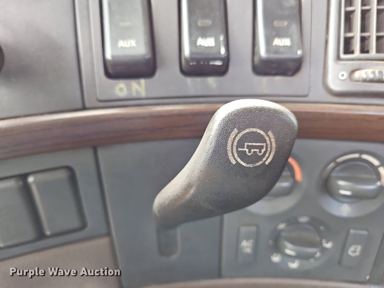 image for item NZ9039 2016 Volvo VNL  semi truck