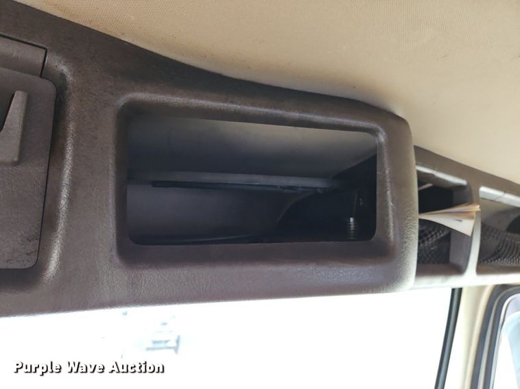 image for item NZ9039 2016 Volvo VNL  semi truck