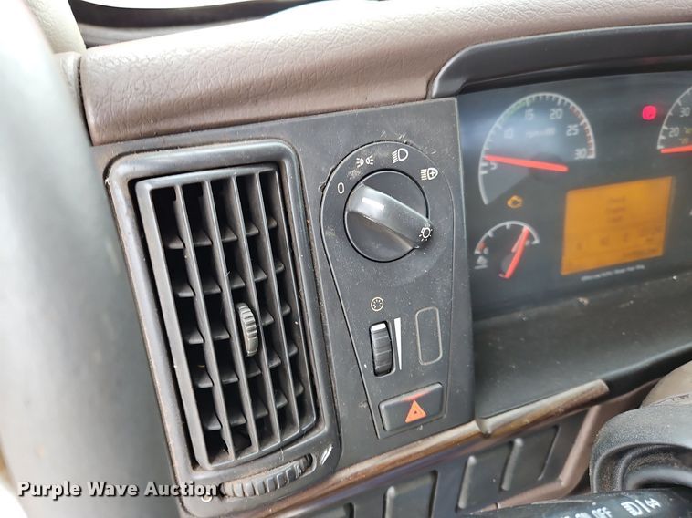 image for item NZ9039 2016 Volvo VNL  semi truck