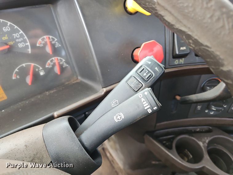 image for item NZ9039 2016 Volvo VNL  semi truck