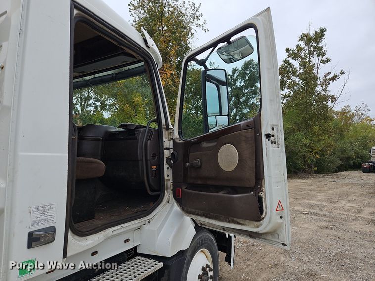 image for item NZ9039 2016 Volvo VNL  semi truck