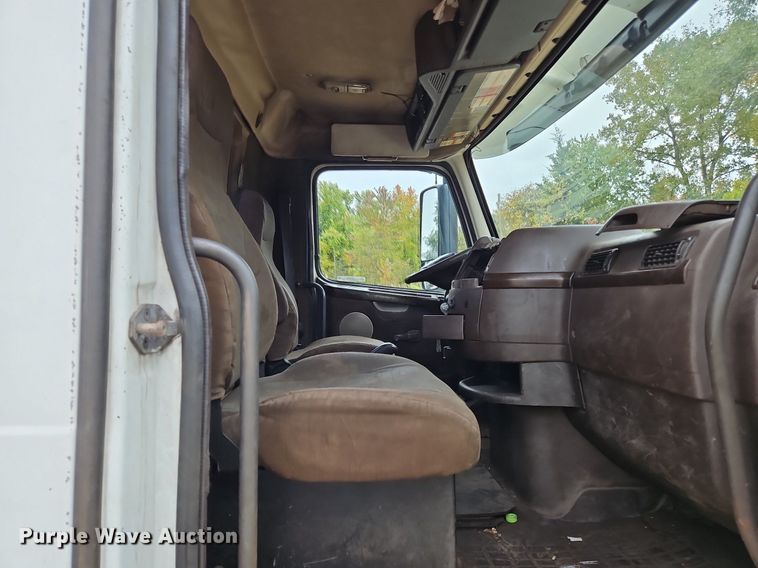 image for item NZ9039 2016 Volvo VNL  semi truck