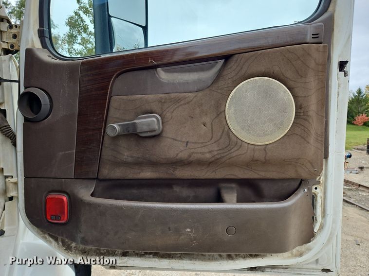 image for item NZ9039 2016 Volvo VNL  semi truck