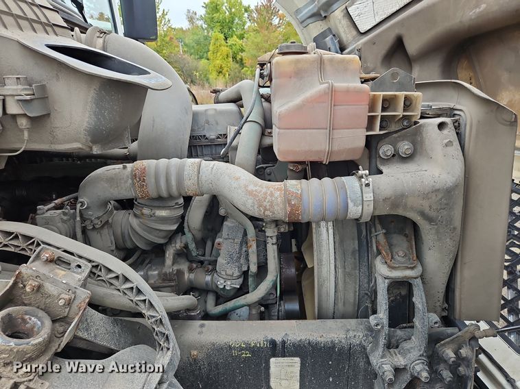 image for item NZ9039 2016 Volvo VNL  semi truck