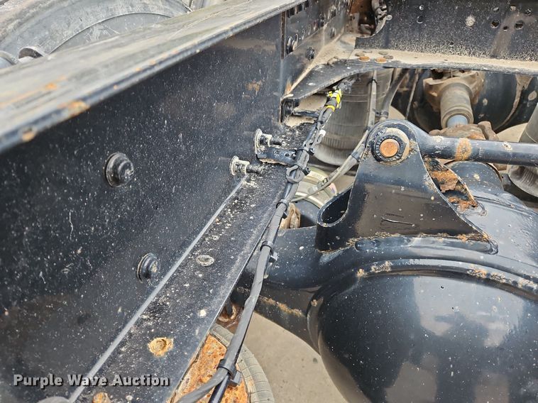 image for item NZ9039 2016 Volvo VNL  semi truck