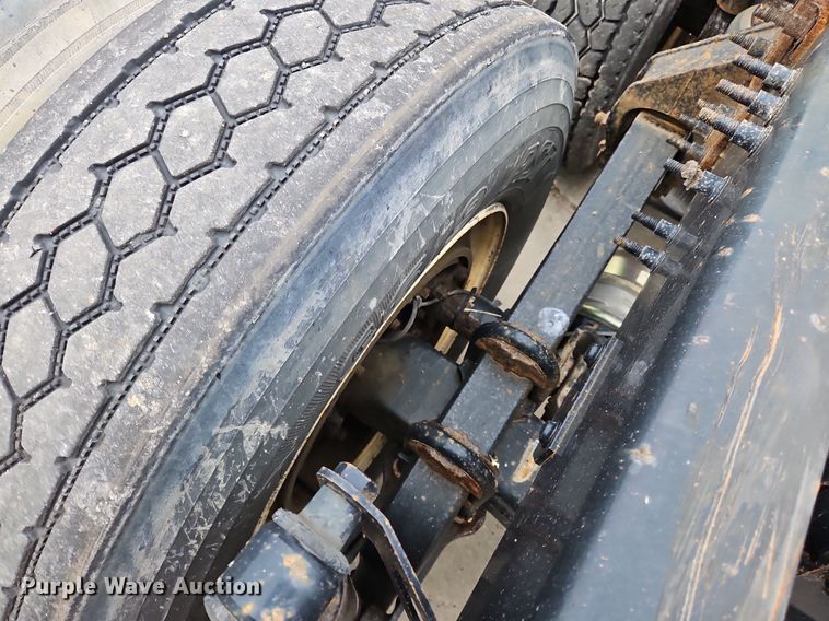 image for item NZ9039 2016 Volvo VNL  semi truck