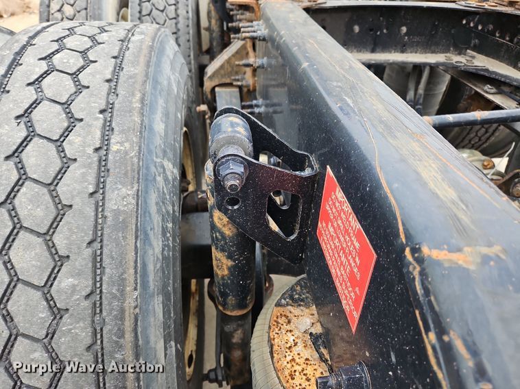 image for item NZ9039 2016 Volvo VNL  semi truck