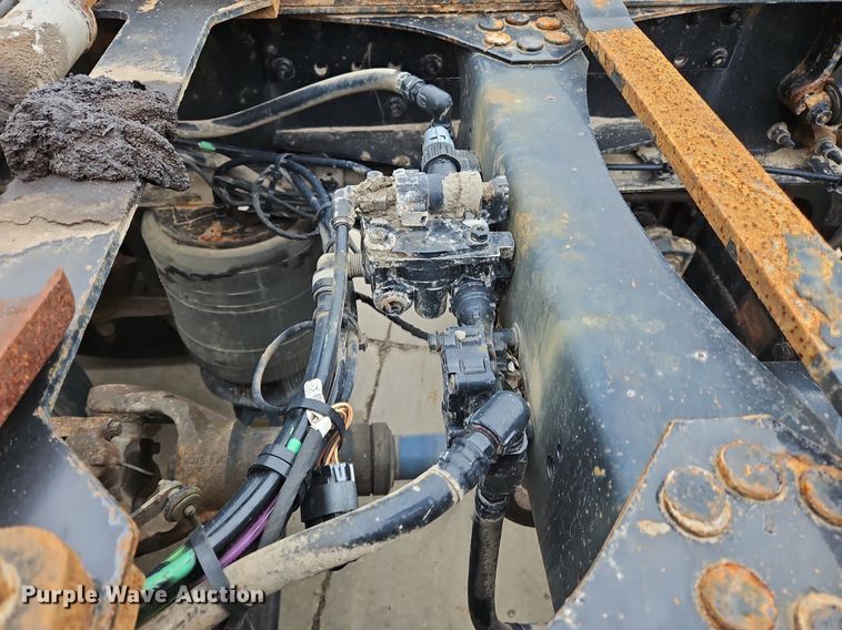 image for item NZ9039 2016 Volvo VNL  semi truck