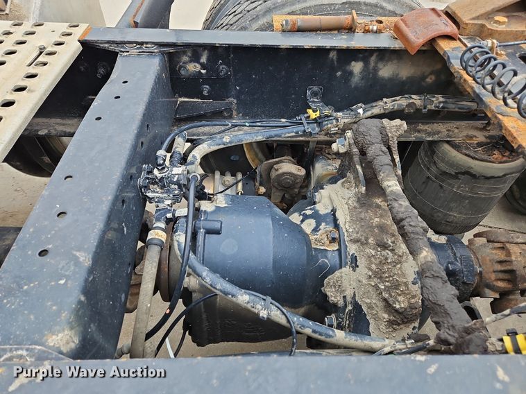 image for item NZ9039 2016 Volvo VNL  semi truck