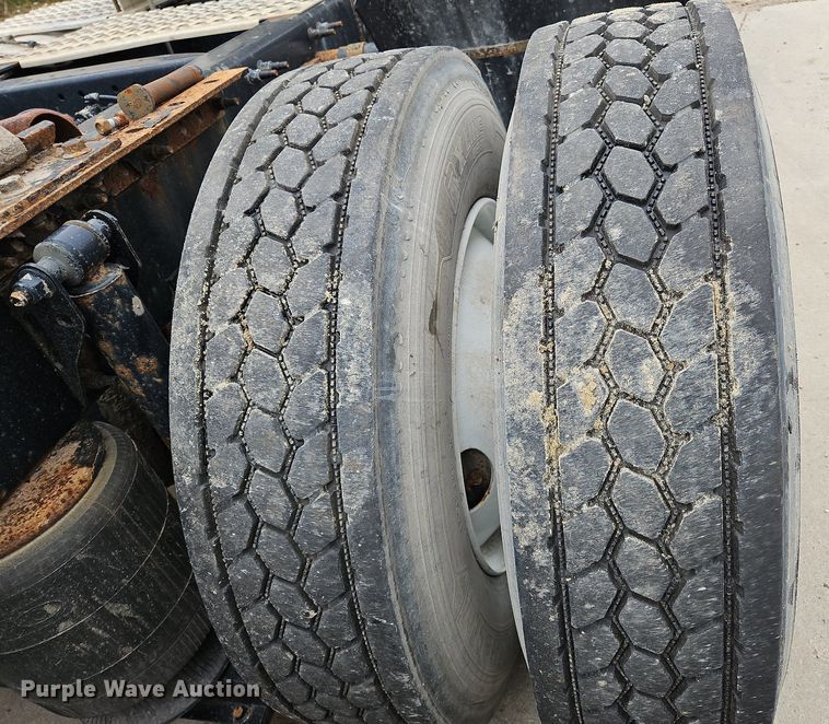 image for item NZ9039 2016 Volvo VNL  semi truck