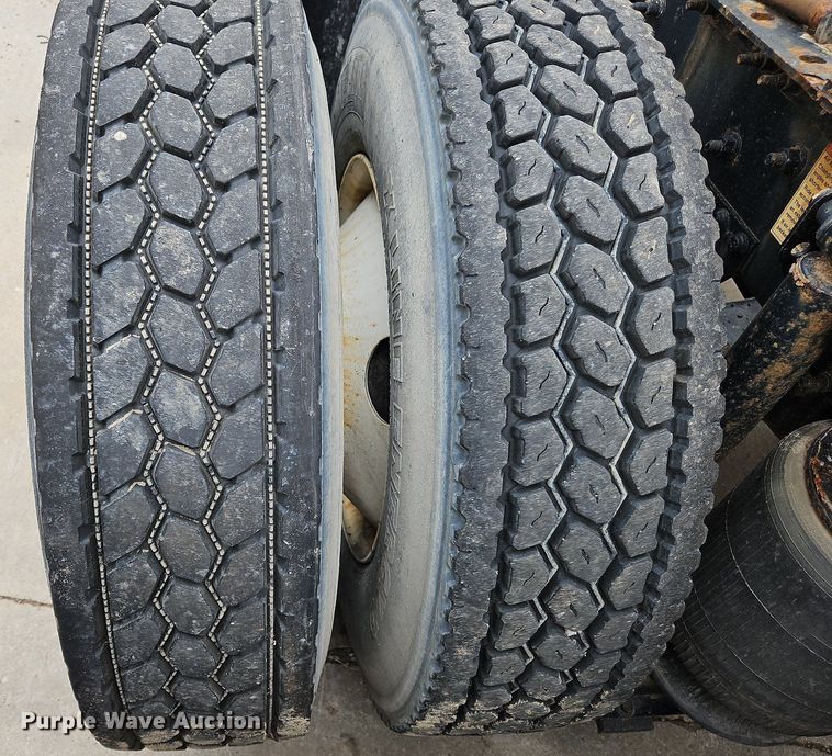 image for item NZ9039 2016 Volvo VNL  semi truck