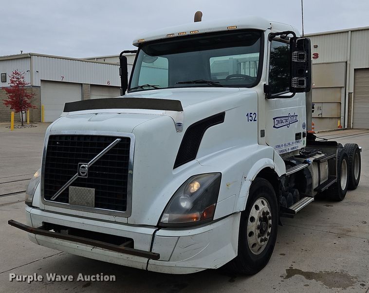 image for item NZ9040 2013 Volvo VNL  semi truck