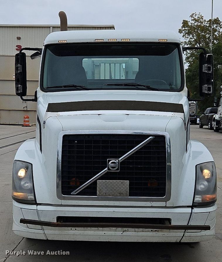 image for item NZ9040 2013 Volvo VNL  semi truck