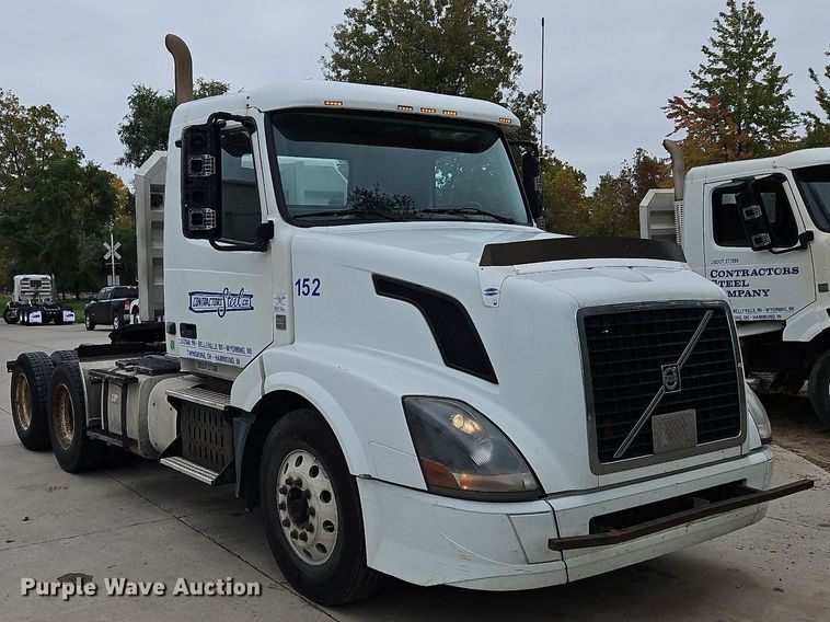 image for item NZ9040 2013 Volvo VNL  semi truck