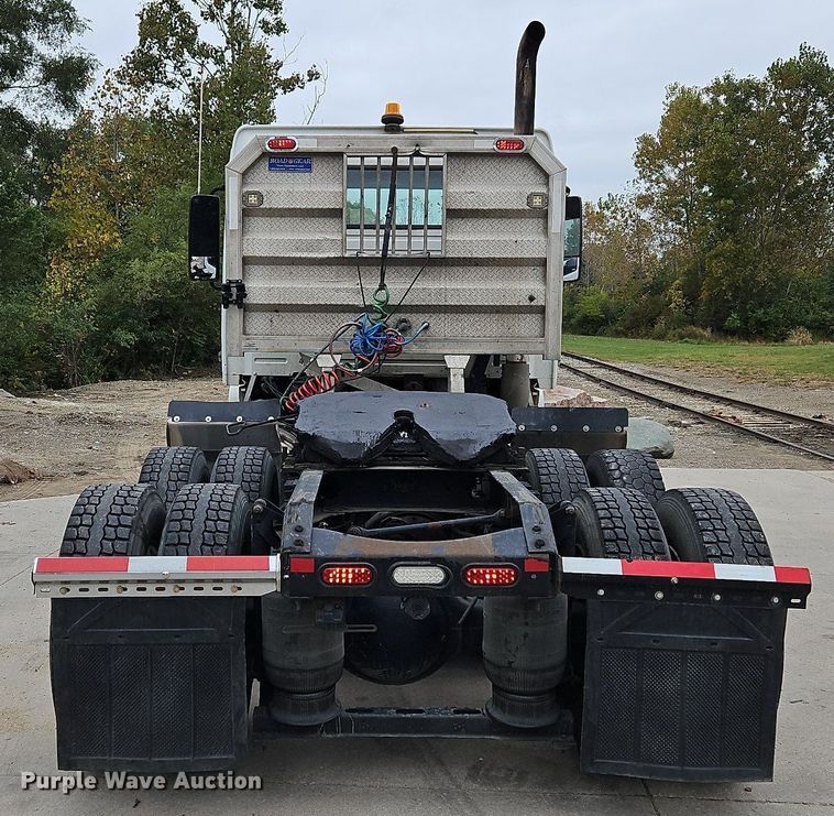 image for item NZ9040 2013 Volvo VNL  semi truck