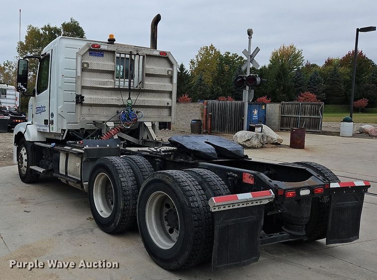 image for item NZ9040 2013 Volvo VNL  semi truck