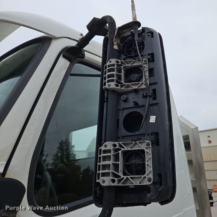 image for item NZ9040 2013 Volvo VNL  semi truck