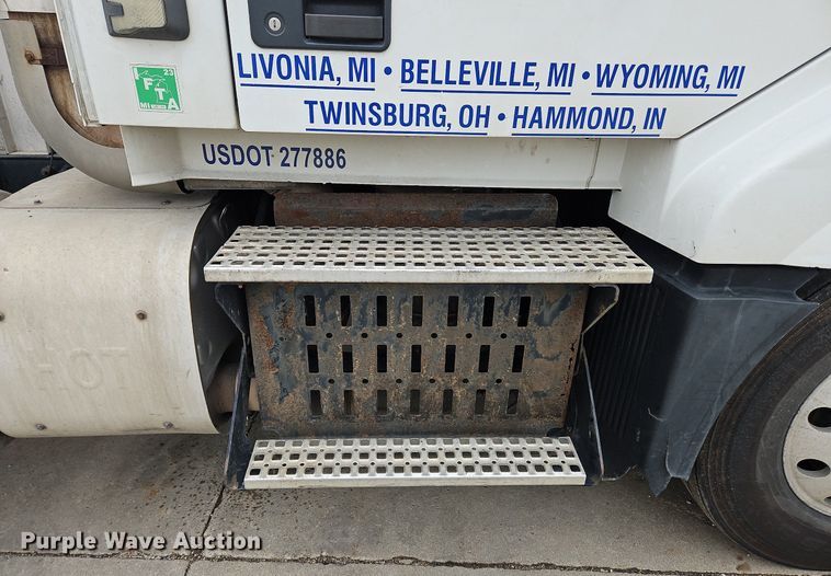 image for item NZ9040 2013 Volvo VNL  semi truck