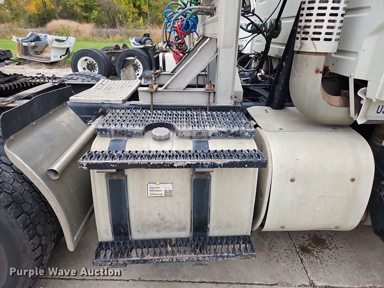 image for item NZ9040 2013 Volvo VNL  semi truck