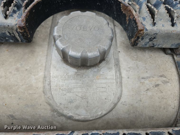 image for item NZ9040 2013 Volvo VNL  semi truck