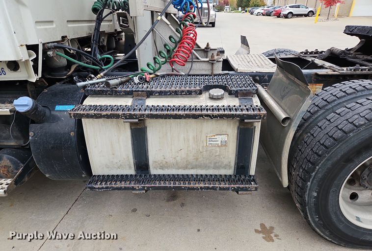 image for item NZ9040 2013 Volvo VNL  semi truck