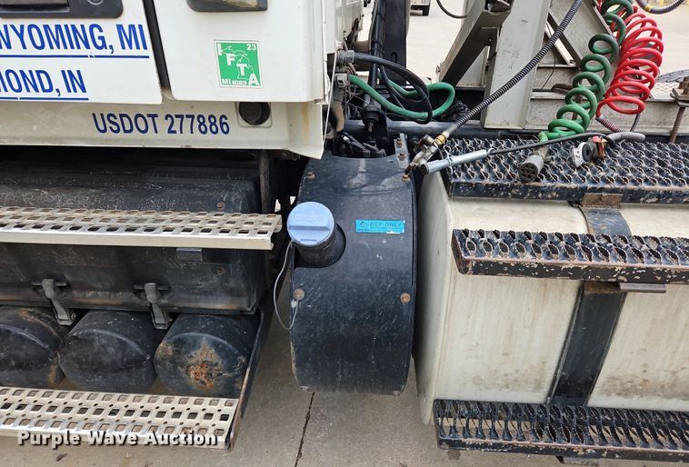 image for item NZ9040 2013 Volvo VNL  semi truck