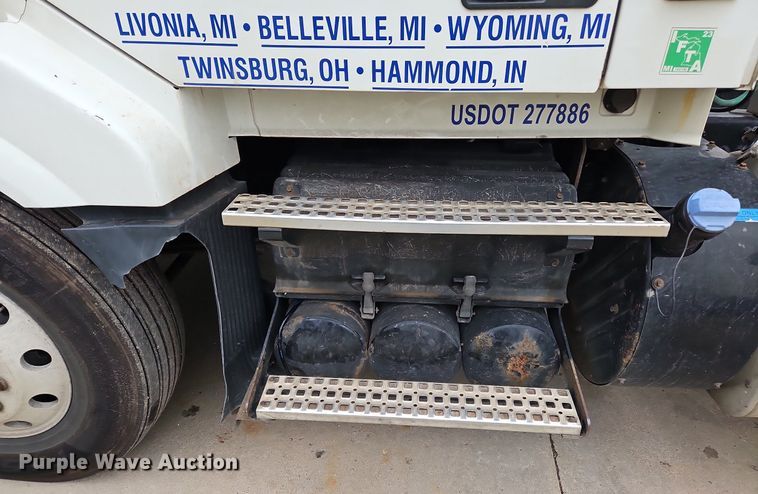 image for item NZ9040 2013 Volvo VNL  semi truck