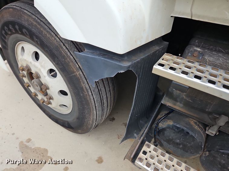 image for item NZ9040 2013 Volvo VNL  semi truck